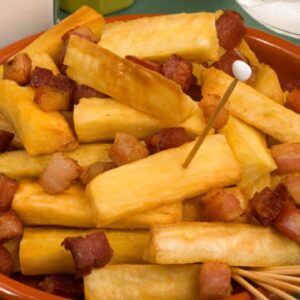 mandioca com bacon